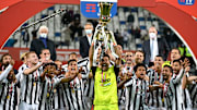 Gianluigi Buffon a soulevé son dernier trophée avec la Juve à 43 ans.