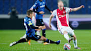 Atalantas Alejandro Gomez versucht Ajax' Davy Klaassen zu stoppen
