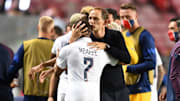 Kylian Mbappé et Thomas Tuchel s’enlacent après la victoire face à l'Atalanta 