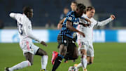 Duvan Zapata lotta con Modric e Mendy 