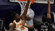 Capela montó un show ante Minnesota