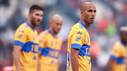 El argentino Guido Pizarro y de fondo el francés André-Pierre Gignac y el paraguayo Carlos González, tras la eliminación de Tigres frente al Atlas.