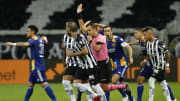 Atletico Mineiro v Boca Juniors - Copa CONMEBOL Libertadores 2021 - Ostojich ya anuló el gol válido a Boca e Izquierdoz se queja.