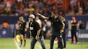 Diego Armando Maradona dando indicaciones en Dorados.