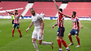 Benzema y jugadores del Atlético de Madrid