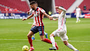 Carrasco controla un balón ante la marca de Lucas Vázquez.
