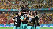 Die Österreicher um Kapitän David Alaba (m.) starteten mit einem Sieg in die EM 2020