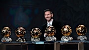 Messi sostiene sus Balones de Oro. Este año no habrá premio de France Football.