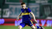 Banfield v Boca Juniors - Torneo Liga Profesional 2021 - Valentín Barco ejecuta el balón.