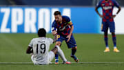 Hier am Boden sitzend, zwang Alphonso Davies Lionel Messi und den FC  Barcelona mit einer überragenden Leistung in die Knie