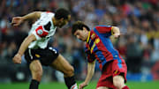 Allá lejos en el tiempo, Ferdinand y Messi enfrentándose en la final de la Champions