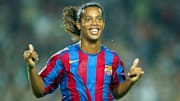 Dinho sonreía aunque no lo estés filmando.