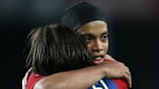 Abrazo entre Messi y Ronaldinho