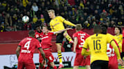 Erling Haaland saute plus haut que les autres lors du dernier match entre Leverkusen et Dortmund. 