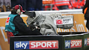 Fast schon amerikanische Dimensionen: Sky plant Stadion-Atmo vom Band!