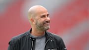 Hat gut lachen: Peter Bosz kann am Samstag einen großen Schritt in Richtung Königsklasse machen