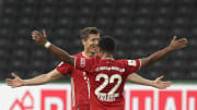 Lewa und Gnabry feiern den 4:1-Endstand