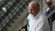 Uli Hoeneß stellt sich vor die Kamera