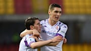 Nikola Milenkovic abbraccia Dusan Vlahovic