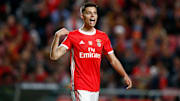Seit der Rückrunde gibt Julian Weigl bei Benfica den Ton an. Dabei hätte er auch zu PSG gehen können, wenn der BVB dem Transfer zugestimmt hätte.