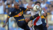 Boca Juniors' defender Luiz Alberto (L)