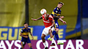 Boca Juniors v Internacional - Copa CONMEBOL Libertadores 2020 - Buffarini pelea la pelota.