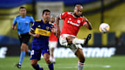 Boca Juniors v Internacional - Copa CONMEBOL Libertadores 2020 - Tevez pelea la pelota.