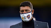 Battaglia de traje para el debut oficial como entrenador de Boca Juniors.