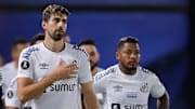 Luan Peres avec Santos. 