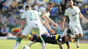 Boca Juniors v Sarmiento - Torneo Primera Division 2016/17 - Tevez pelea contra los defensores de Sarmiento.
