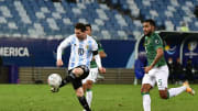 Bolivia v Argentina: Group A - Copa America Brazil 2021 - Messi está a punto de pincharla.