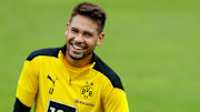Geht es nach Raphael Guerreiro, spielt Borussia Dortmund auch in der kommenden Saison mit einer Dreierkette