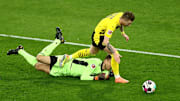Elfmeter, oder kein Elfmeter? Marco Reus und Andreas Luthe im Duell