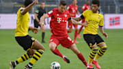 Robert Lewandowski im Zweikampf mit Jadon Sancho und Manuel Akanji