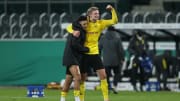 Erling Haaland freut sich mit Jadon Sancho über den Pokal-Halbfinaleinzug