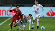Ein Symbolbild: Die Außenbahnspieler des FC Bayern wurden permanent von Borussia Mönchengladbach gedoppelt