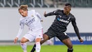 Luka Modric im Zweikampf mit Breel Embolo (r.)