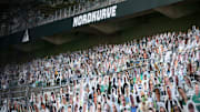 Damit bald wieder echte Fans in die Bundesliga-Stadien zugelassen werden können, arbeitet die DFL an einem Konzept