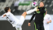 Florian Neuhaus im Zweikampf mit Wout Weghorst
