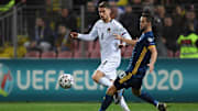 Pjanic y Jorginho en un Bosnia and Herzegovina v Italy