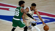 Smart se encargó de marcar a Antetokounmpo durante buena parte del juego en el reinicio de la temporada