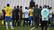 Lionel Messi et Neymar Jr discutent avec les officiels brésiliens. 