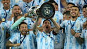 Messi alza al cielo la Copa America