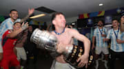 Messi con el trofeo