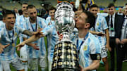 Messi besando el trofeo