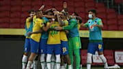 Los jugadores de Brasil celebran un gol contra Ecuador