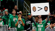 Seguidores de Celtics muestran pancartas en el juego NBA entre Brooklyn Nets y Boston Celtics
