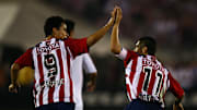 Jugadores de Chivas del Guadalajara celebran un gol.