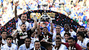 Cruz Azul levantó el Campeón de Campeones de la temporada 2020-2021 al superar 2-1 a León.
