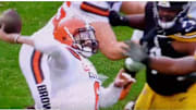 Mayfield salió del juego luego de un golpe en suu mano